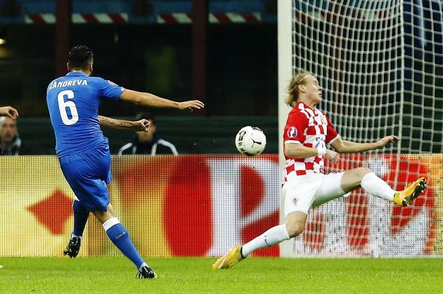 Italský fotbalista Antonio Candreva (vlevo) dává gól proti Chorvatsku v kvalifikaci o postup na ME.