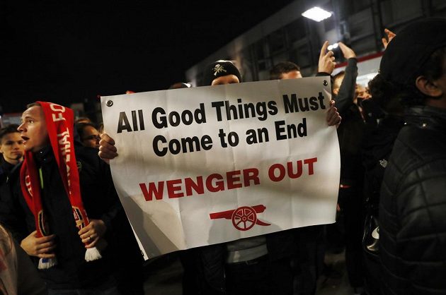 Fanoušci Arsenalu dali i před bitvou s Bayernem v Lize mistrů najevo, že by měl z klubu odejít francouzský trenér Arséne Wenger.
