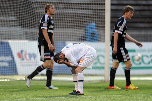 Hradecký útočník Marek Kulič (v bílém) spálil v duelu s Příbramí obrovskou šanci.
