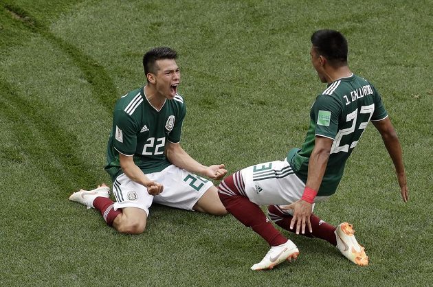 Mexiko slaví. Hirving Lozano (vlevo) klouže po kolenou po trávníku v euforii poté, co vstřelil gól Německu na MS. Gratulovat mu spěchá spoluhráč Jesus Gallardo.