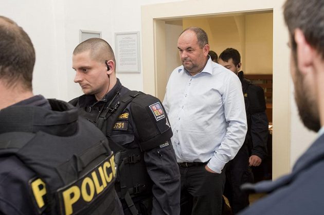 Předseda FA ČR Miroslav Pelta (uprostřed) u Obvodního soudu pro Prahu 1, který se zabýval návrhem na jeho vzetí do vazby.