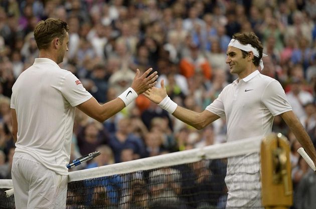 Švýcarský tenista Roger Federer (vpravo) si podává ruku s Britem Marcusem Willisem po skončení utkání druhého kola Wimbledonu.