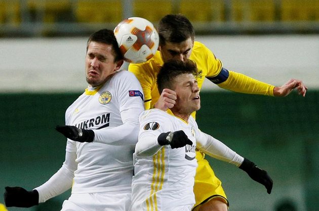 Ostrý hlavičkový souboj v utkání Evropské ligy mezi Šeriffem Tiraspol a Fastavem Zlín. O míč bojují domácí Mateo Sušič a Zlínští Lukáš Železník a Lukáš Bartošák.