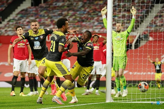 Manchester United doma proti Southamptonu neudržel vedení a po gólu inkasovaném v šesté minutě nastavení jen remizoval 2:2. Komplikuje si tak sen o postupu do Ligy mistrů.