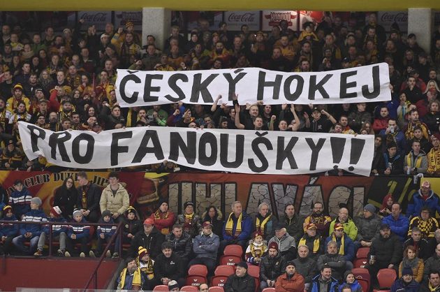 Fanoušci reagovali transparentem Český hokej pro fanoušky!! na rozhodnutí vedení extraligy uzavřít na jeden zápas fanouškovské kotle v Plzni a Brně.