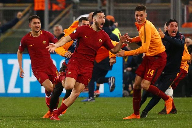 Radost AS Řím. Konstantinos Manolas právě překonal barcelonského brankáře a rozhodl o postupu italského týmu přes slavnou Barcelonu. Mezi prvními gratulanty byl i Patrik Schick.