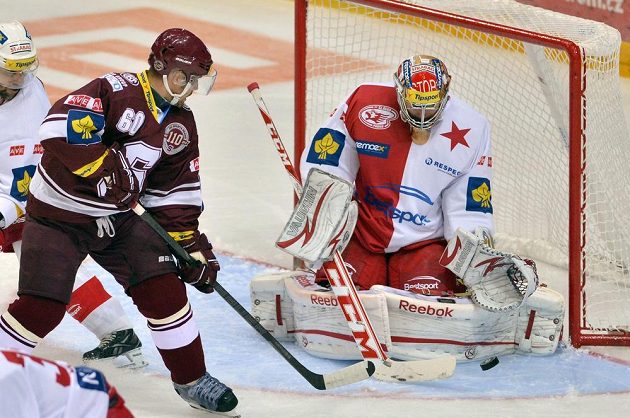 Sparťanský útočník Tomáš Rolinek (vlevo) před brankářem Slavie Dominikem Furchem.