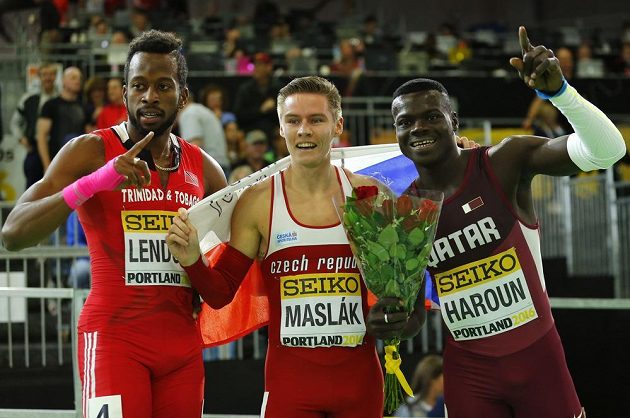 Trojlístek medailistů v běhu na 400 m na halovém mistrovství světa v Portlandu. Uprostřed zlatý Pavel Maslák, vpravo stříbrný Katařan Harún a vlevo bronzový Lendore z Trinidadu a Tobaga.