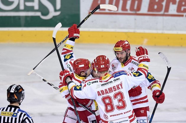 Hokejisté Třince oslavují vedoucí gól proti Spartě ve čtvrtém semifinále. Trefil se Jiří Polanský.