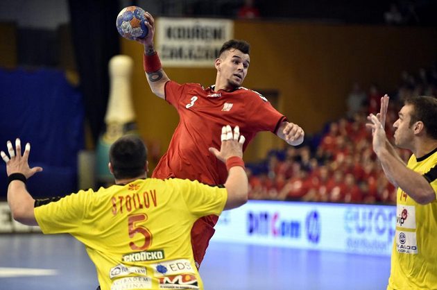 Český házenkář Roman Bečvář (3) střílí v úvodním utkání play off kvalifikace mistrovství světa házenkářů proti Makedonnii ve Zlíně.