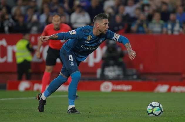 Stoper Realu Madrid Sergio Ramos v Seville první pokutový kop neproměnil. Zápas španělské ligy se mu nepovedl.