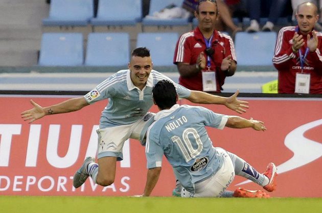 Iago Aspas (vlevo) a Nolito Agudo ze Celty Vigo se radují ze vstřeleného gólu proti Barceloně.