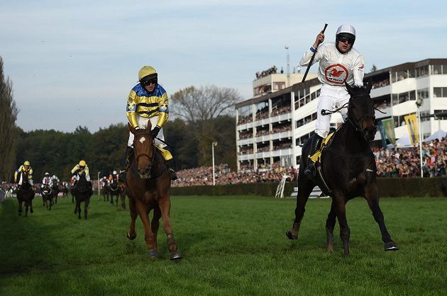 Vítěz 124. Velké pardubické žokej Jan Faltejsek s koněm Orphee Des Blins (vpravo) a druhý Josef Sovka s koněm Al Jaz.