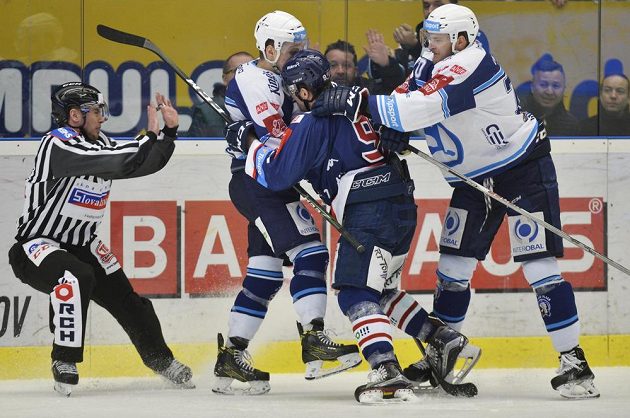 Utkání předkola play off hokejové extraligy mezi HC Škoda Plzeň a HC Vítkovice Ridera bylo vyhrocené, k vidění bylo i několik šarvátek.