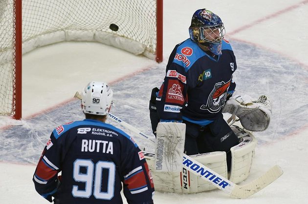 Zleva chomutovští Jan Rutta a brankář Ján Laco, který právě inkasoval třetí gól od Třince.