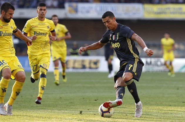Hvězda Juventusu Cristiano Ronaldo kontroluje míč během úvodního kola italské ligy, kdy Stará dáma hrála s Chievem Verona.
