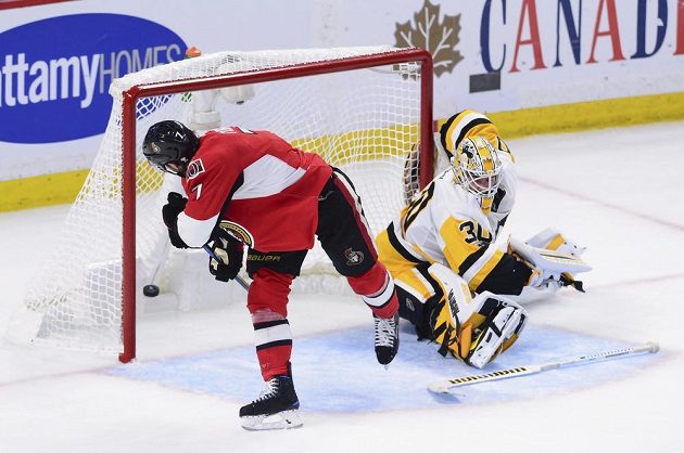 Kyle Turris (7) z Ottawy překonává brankáře Pittsburghu Matta Murrayho (30).