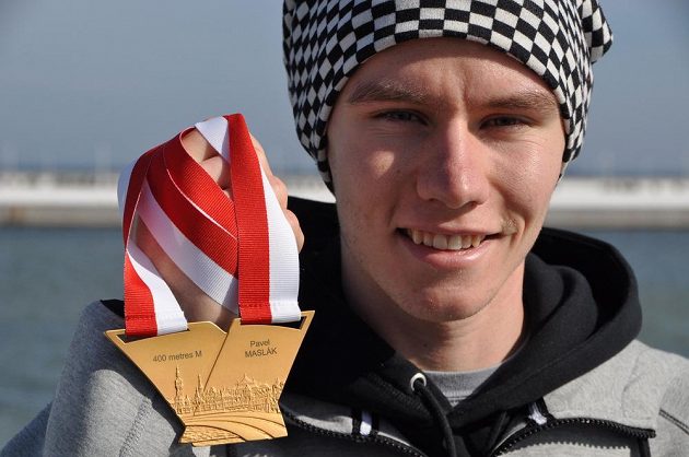 Pavel Maslák pózuje se zlatou medailí, kterou vybojoval v běhu na 400 metrů na halovém mistrovství světa v polských Sopotech.
