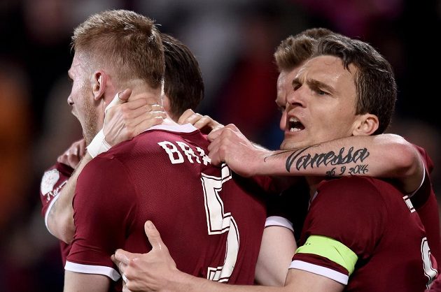 Fotbalisté Sparty Praha Jakub Brabec (vlevo) a David Lafata se radují z gólu proti Slavii.
