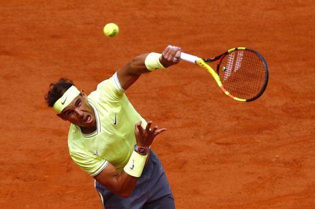 Španělský tenista Rafael Nadal servíruje ve finále French Open proti Dominicu Thiemovi.