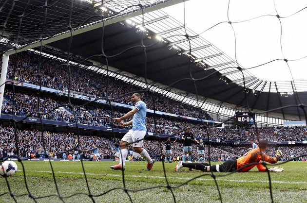 Útočník Manchesteru City Sergio Agüero se raduje z gólu proti West Hamu, který vstřelil Samir Nasri (není na snímku). Vpravo leží zklamaný brankář Adrián.
