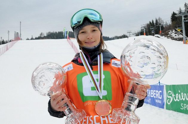 Snowboardistka Šárka Pančochová s velkým a malým glóbusem.
