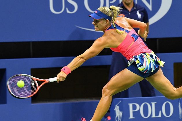 Němka Angelique Kerberová během osmifinálového utkání US Open s Petrou Kvitovou.