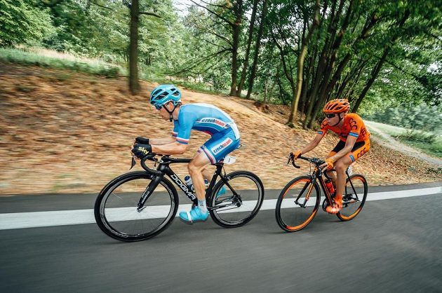 Leopold König (vlevo) a Jan Hirt na trati třetí etapy Czech Cycling Tour.