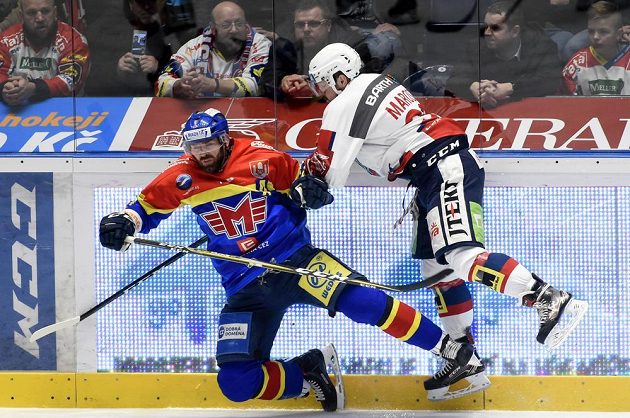 Zleva René Vydarený z Českých Budějovic padá po souboji s Rostislavem Maroszem z Pardubic v utkání hokejové baráže o extraligu.