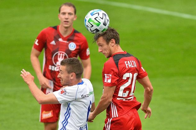 Lukáš Juliš z Olomouce, Dominik Mašek z Boleslavi, Šimon Falta z Olomouce v akci během utkání 29. kola nejvyšší soutěže.