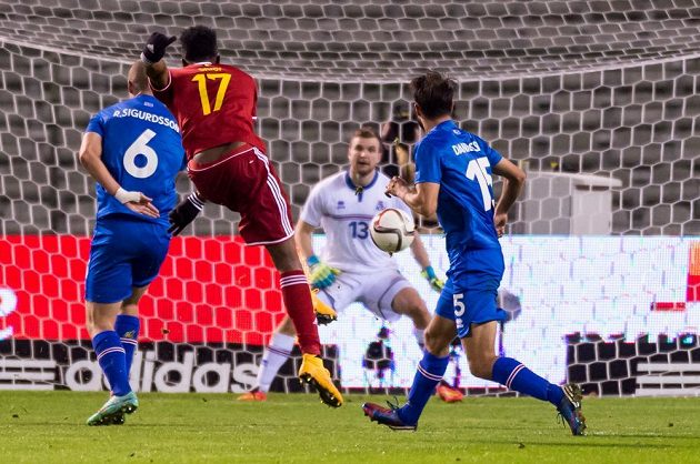 Belgický útočník Divock Origi (17) střílí gól náhradnímu islandskému brankáři Jónssonovi.