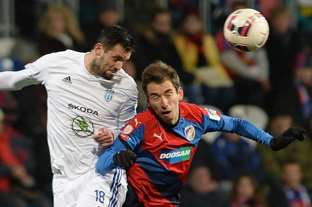 Lukáš Magera (vlevo) z Mladé Boleslavi a Tomáš Hořava z Plzně v hlavičkovém souboji.