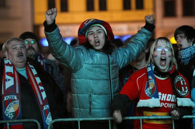 Plzeňané sledovali odvetný souboj osmifinále fotbalové Evropské ligy na velkoplošné obrazovce na náměstí Republiky.