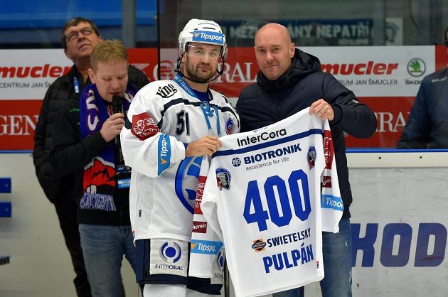 Lukáš Pulpán z Plzně s dresem připomínajícím jeho 400. zápas v extralize. Vpravo je sportovní manažer klubu Tomáš Vlasák.