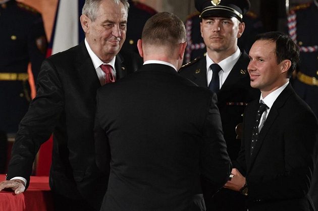 Motocyklový závodník Libor Podmol (vpravo) převzal z rukou prezidenta ČR Miloše Zemana medaili Za zásluhy I. stupně
