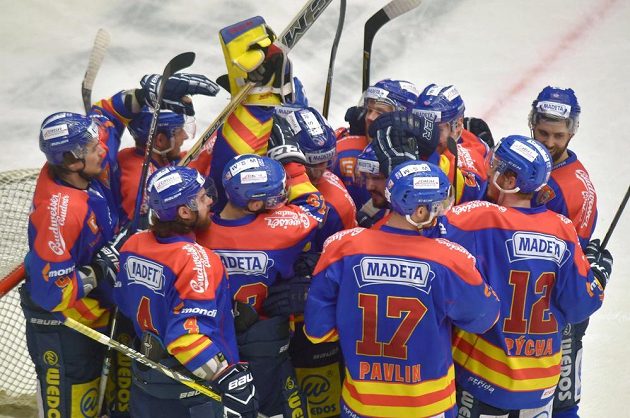 Českobudějovičtí hráči se radují z vítězství na ledě Karlových Varů v utkání 6. kola baráže o hokejovou extraligu.