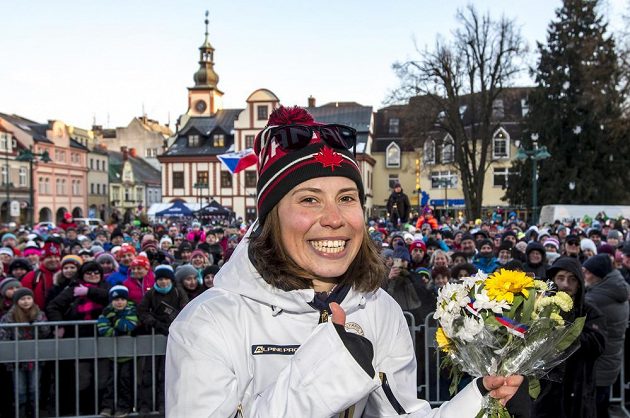 Stovky lidí přivítaly na náměstí ve Vrchlabí olympioniky, kteří pocházejí z podkrkonošského města. První na podiu vystoupila bronzová snowboardkrosařka Eva Samková (na snímku).