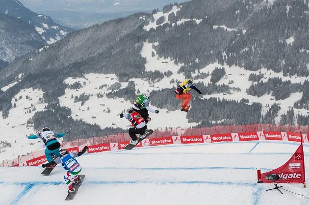 Snowboardkrosařka Eva Samková (ve žlutém) v čele závodu.