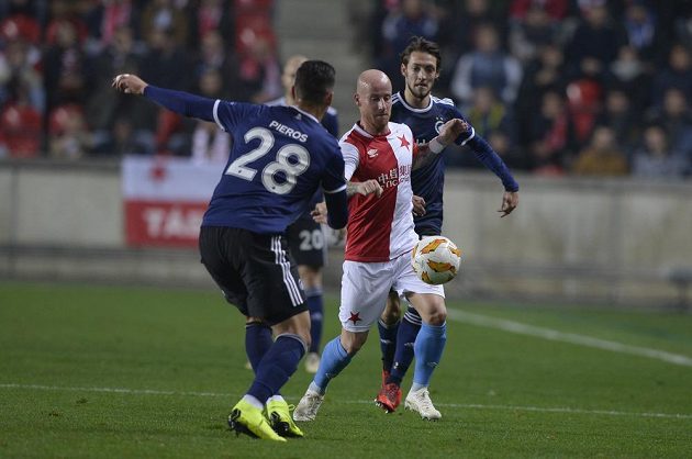 Miroslav Stoch ze Slavie se snaží proniknout mezi hráči Kodaně. Vlevo Pieros Sotiriu.