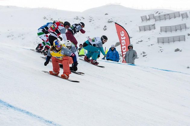 Snowboardkrosařka Eva Samková (ve žlutém).