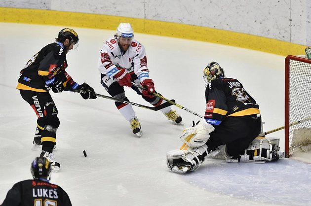 Zleva Viktor Hübl z Litvínova, Radek Duda z Chomutova a brankář Litvínova Jaroslav Janus.