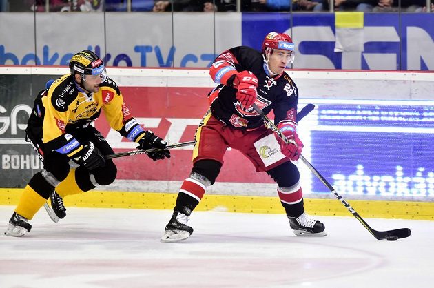 Zleva Peter Jánský z Litvínova a Oskars Cibulskis z Hradce Králové v akci během utkání 16. kola extraligy.