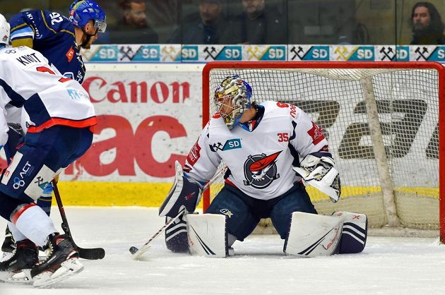Zleva Ronald Knot z Chomutova, Jakub Strnad z Kladna a brankář Chomutova Justin Peters v akci během utkání hokejové baráže o extraligu.