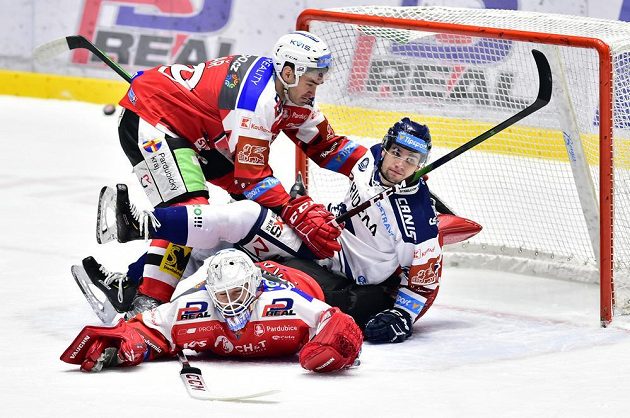 Brankář Pardubic Pavel Kantor, Jan Kolář (vlevo) z Pardubic a Marek Kalus z Vítkovic.