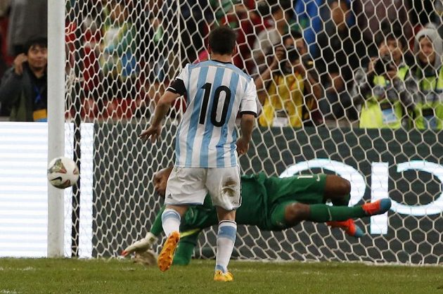 Brazilský brankář Jefferson chytá v přátelském duelu v Pekingu pokutový kop Argentince Lionela Messiho.