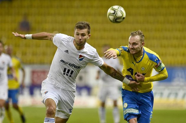 Arťom Mešaninov z Baníku Ostrava (vlevo) a Jakub Hora z Teplic v souboji během utkání nejvyšší fotbalové soutěže.