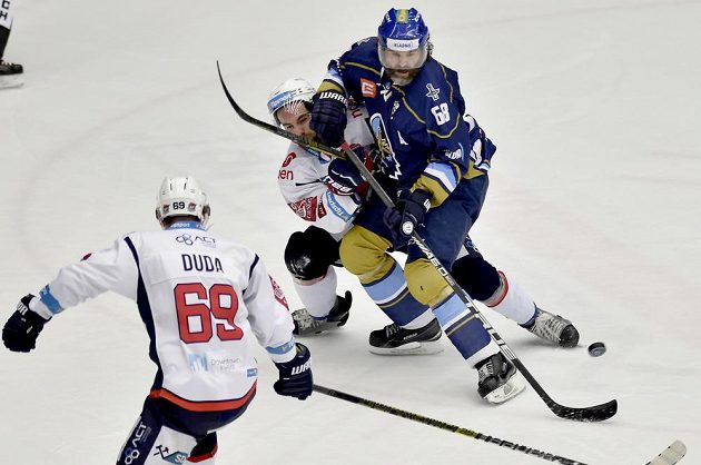 Brett Flemming z Chomutova pečlivě střeží kladenského Jaromíra Jágra v utkání baráže. Situaci přihlíží chomutovský Radek Duda.