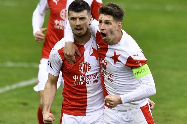 Ondřej Kúdela ze Slavie (vlevo) se raduje se spoluhráčem Lukášem Masopustem z gólu, který vstřelil z penalty.