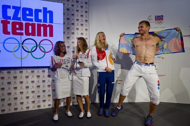 Zleva tenistky Barbora Strýcová, Lucie Šafářová, Petra Kvitová a skifař Ondřej Synek při oslavě bronzových medailí v Českém domě.