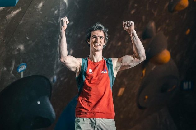 Adam Ondra oslavuje triumf v závodu Světového poháru ve švýcarském Meiringenu.